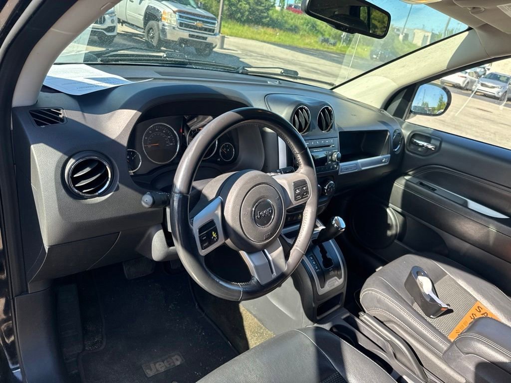 Used 2016  Jeep Latitude image 27
