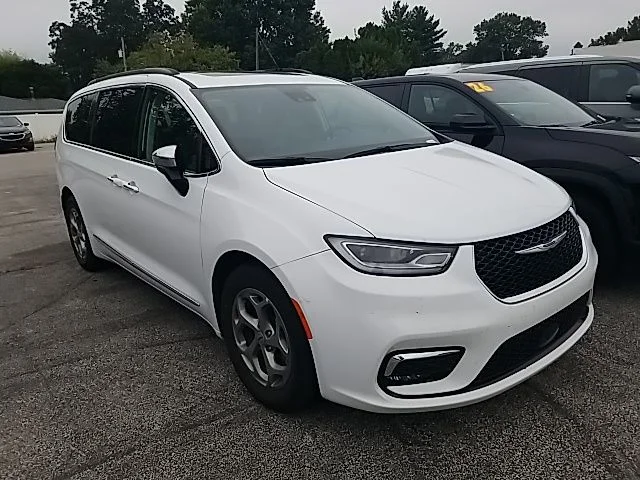 Used 2023 White Chrysler Limited image 4