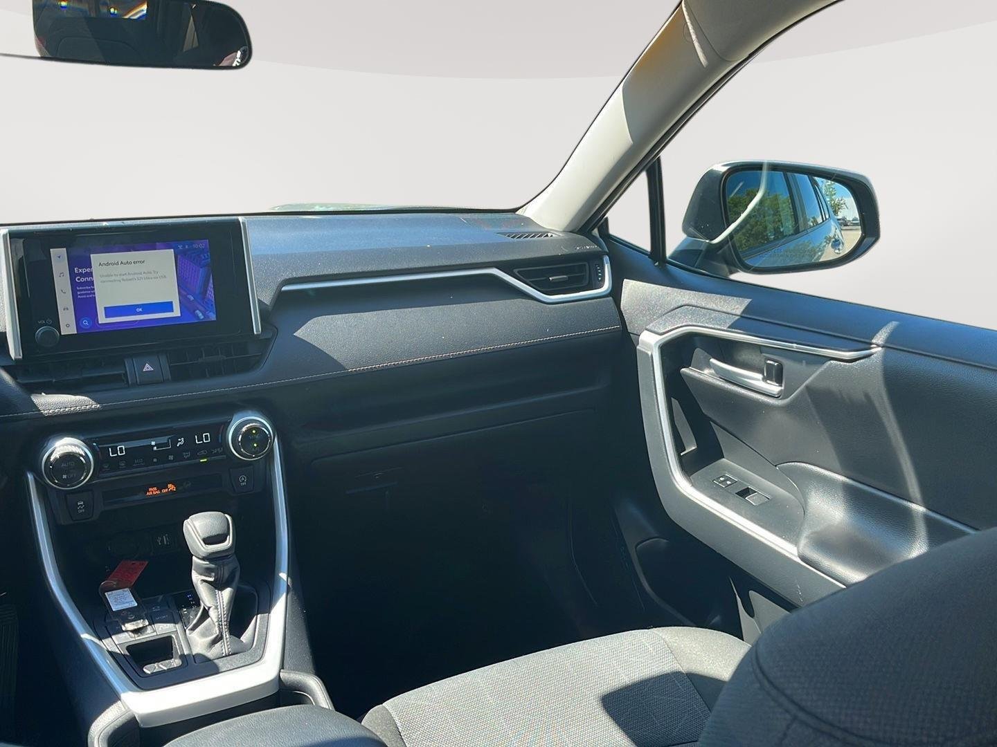 2025 Toyota RAV4 XLE - Photo 16