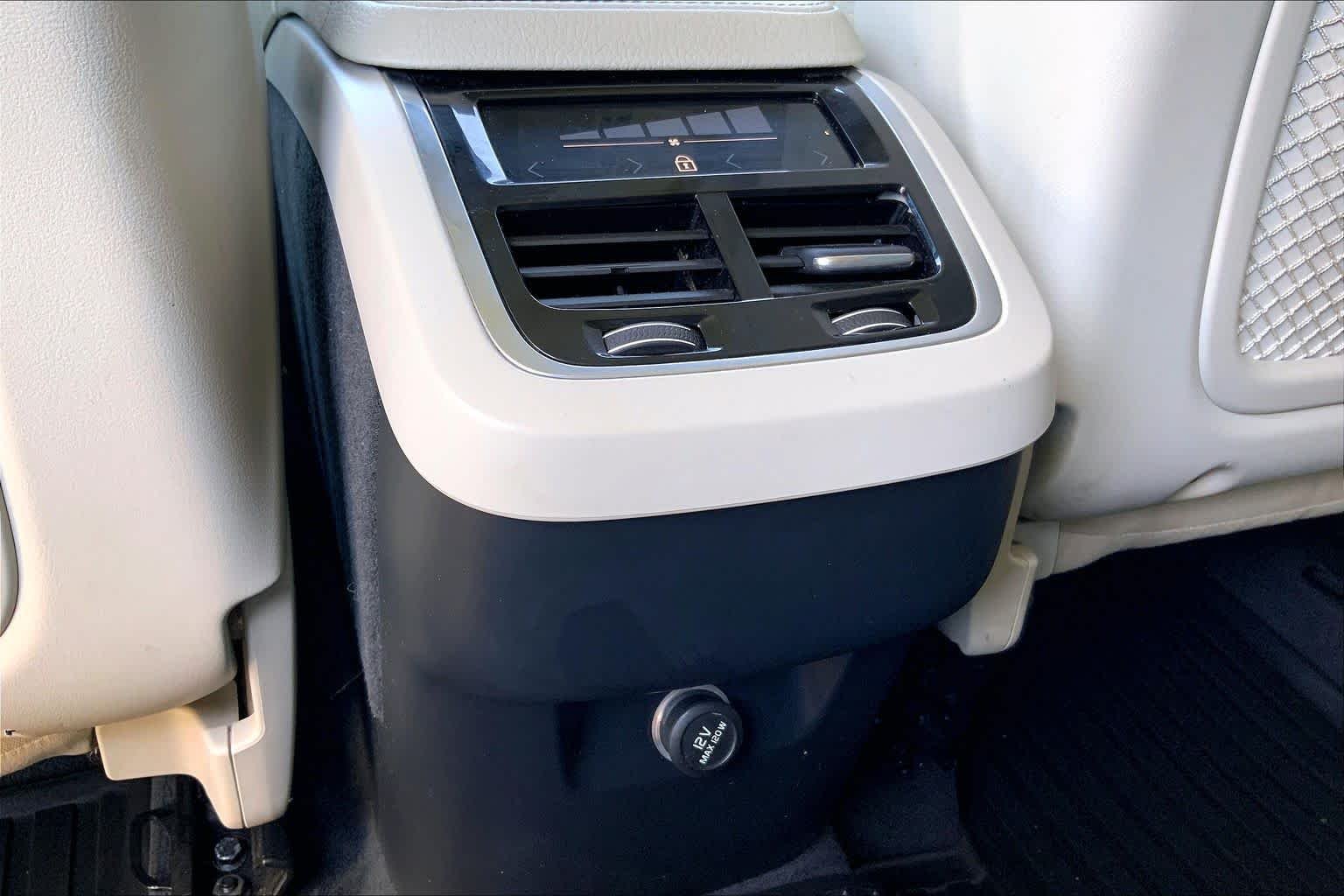 Used 2020 Onyx Black Metallic Volvo Momentum image 34