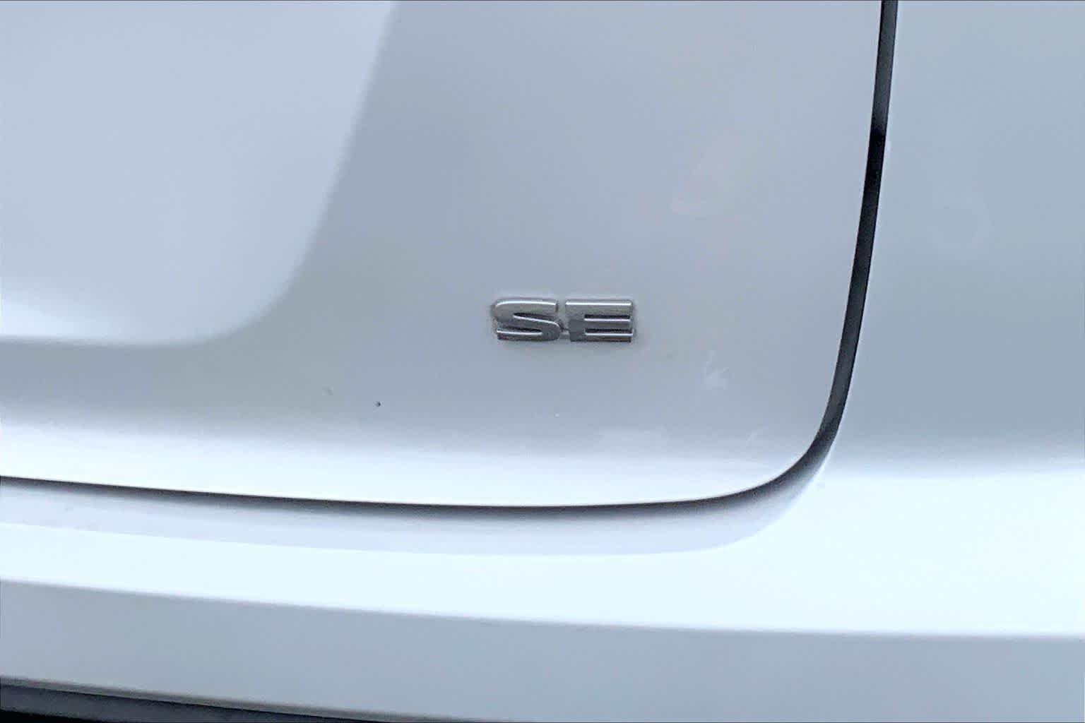 Used 2024 White Diamond Mitsubishi SE image 10