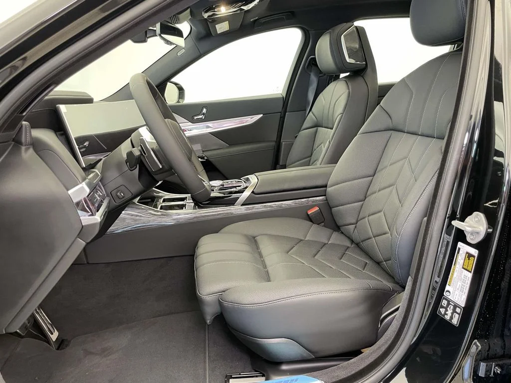 2025 BMW 7 Series 760i - Photo 13