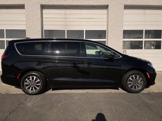 2024 Chrysler Pacifica Hybrid Select PHEV's photo