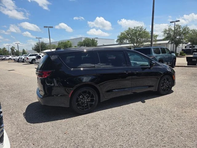 New 2027 Diamond Black Crystal Pearl-Coat Exterior Paint Chrysler Limited image 13
