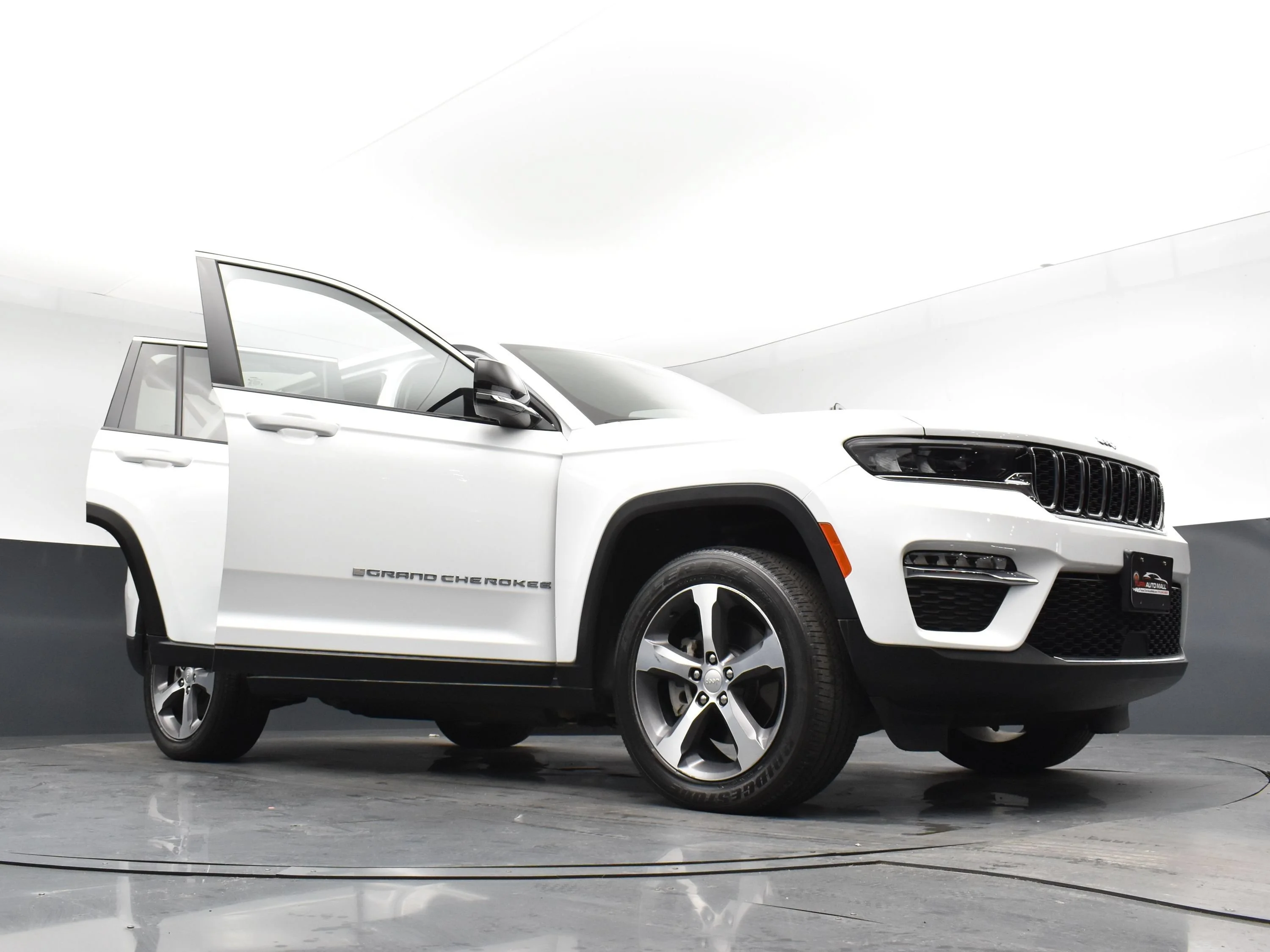 Used 2023 Bright White Clearcoat Jeep  image 28