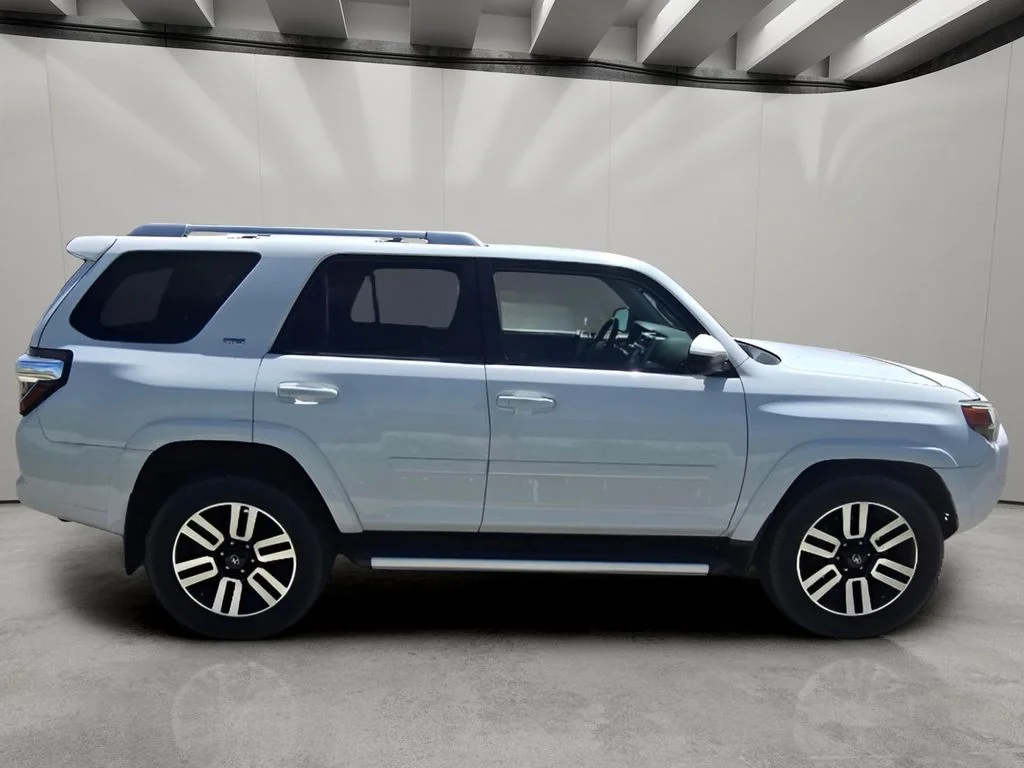 Used 2014 Super White Toyota SR5 image 6