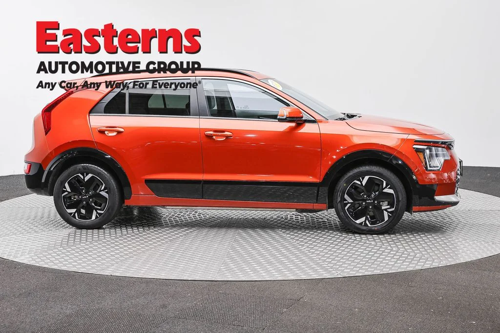 Used 2023 Red Kia Wind image 4