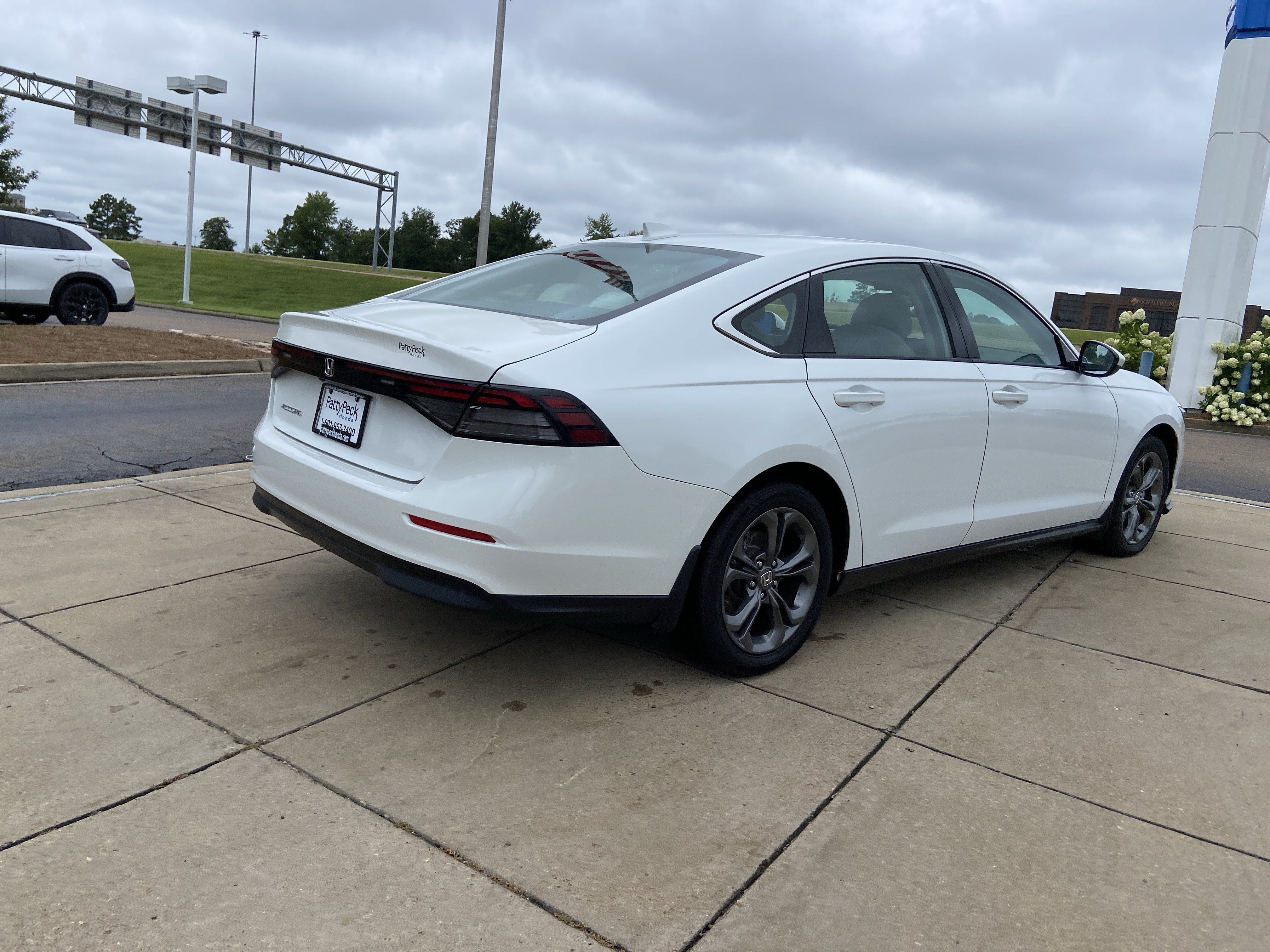Used 2023 Platinum White Pearl Honda EX image 11