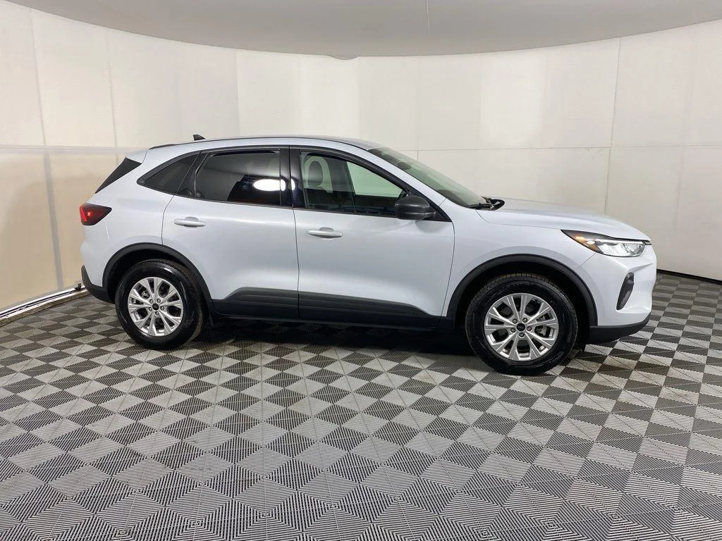 Used 2025 Silver Metallic Ford Active image 3