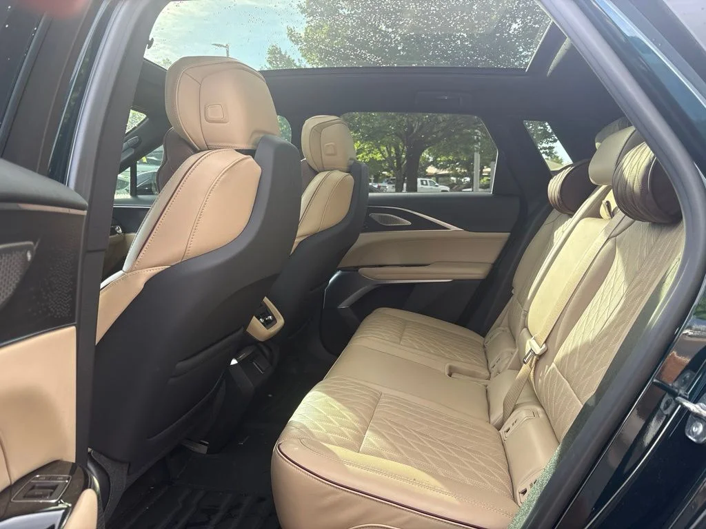 Used 2024 Emerald Cadillac Luxury image 18