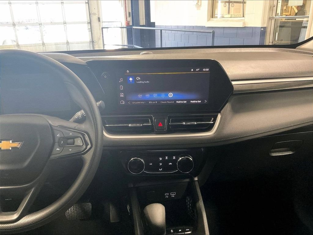 Used 2025 White Chevrolet LT image 18