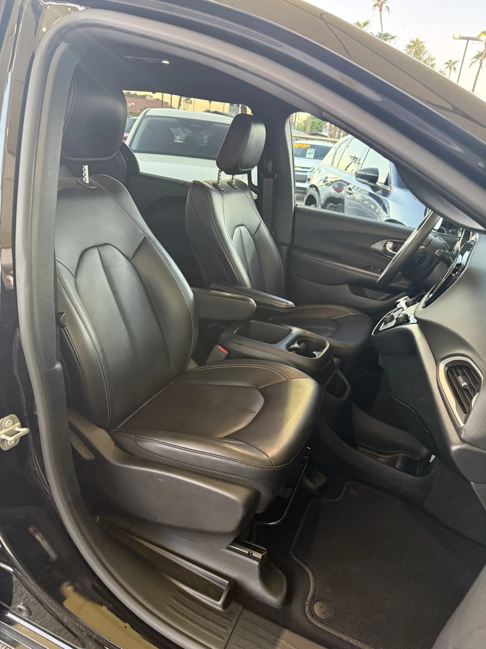 Used 2025 Diamond Black Crystal Pearlcoat Chrysler Select image 17