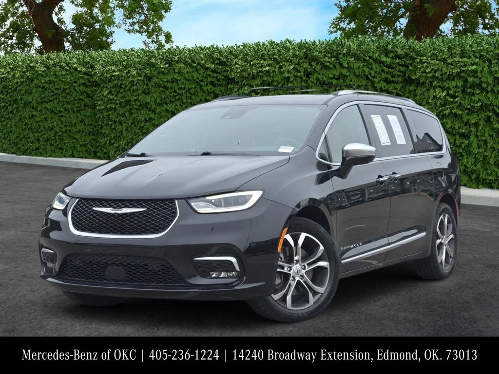2022 Chrysler Pacifica Pinnacle's photo