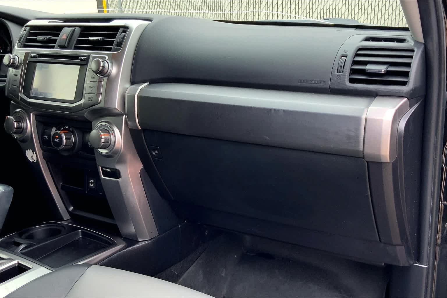 Used 2018 Midnight Black Metallic Toyota SR5 Premium image 17