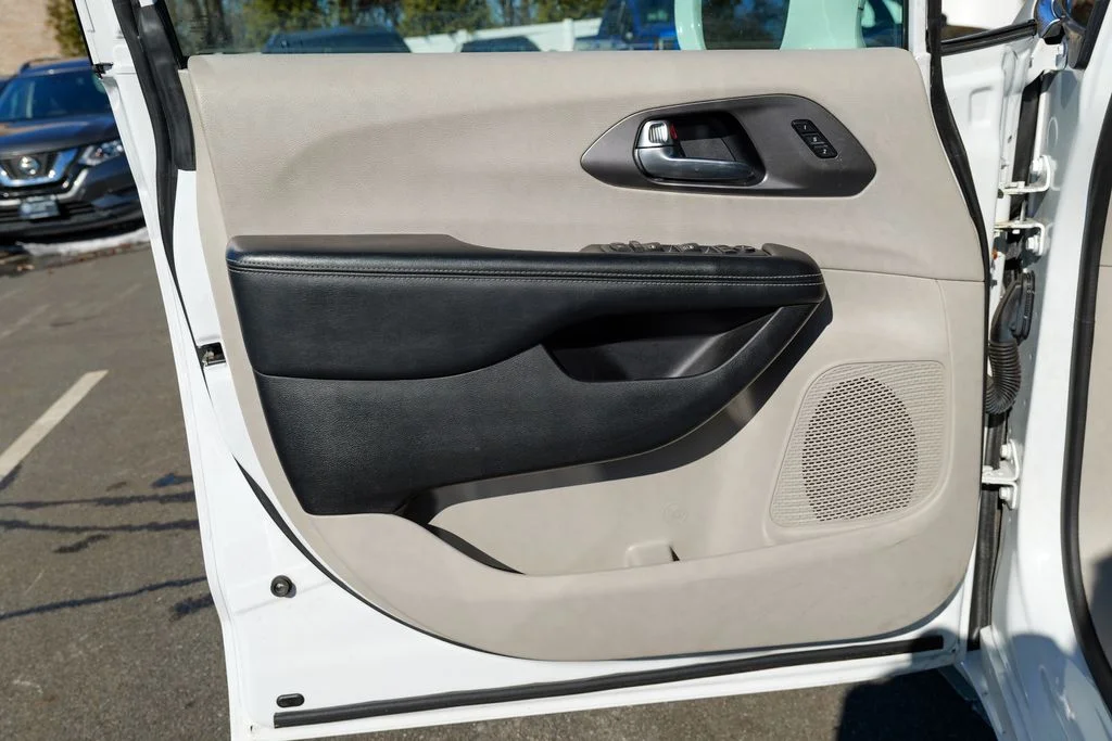 Used 2021 Bright White Clearcoat Chrysler Touring L image 13
