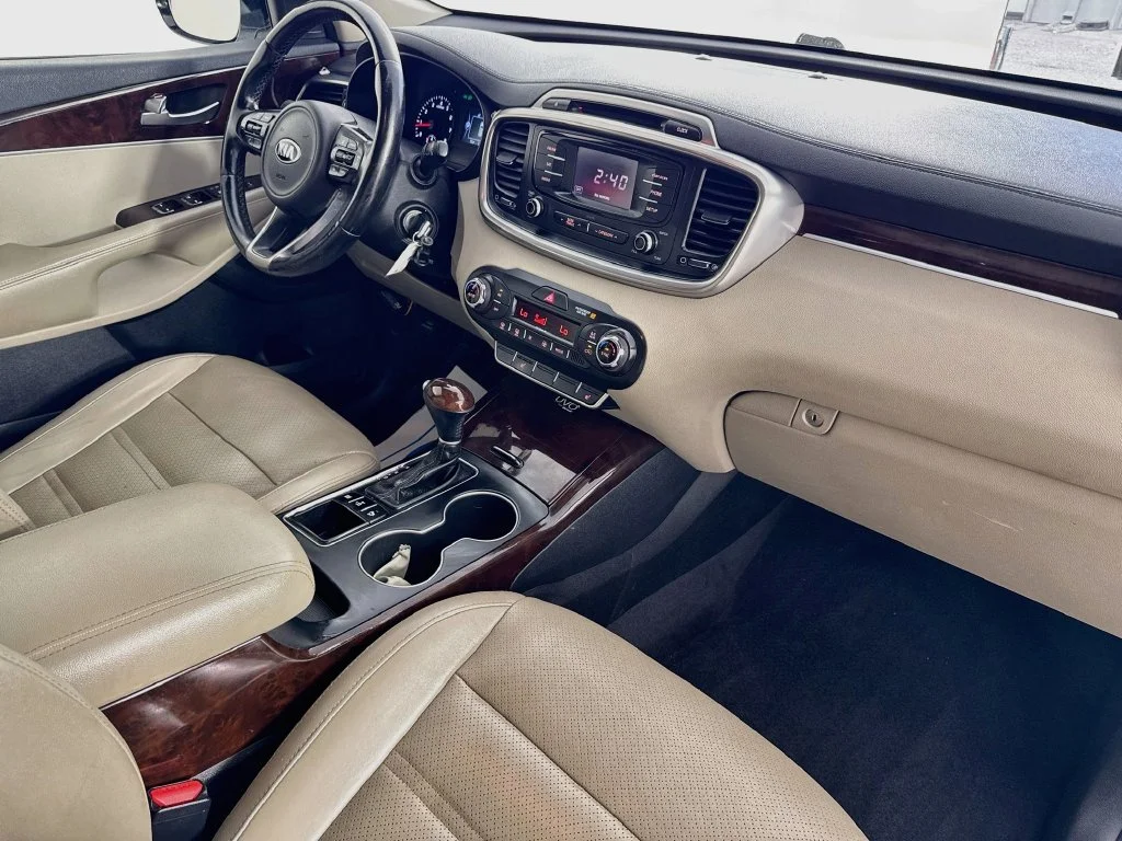 Used 2016 White Kia EX image 35