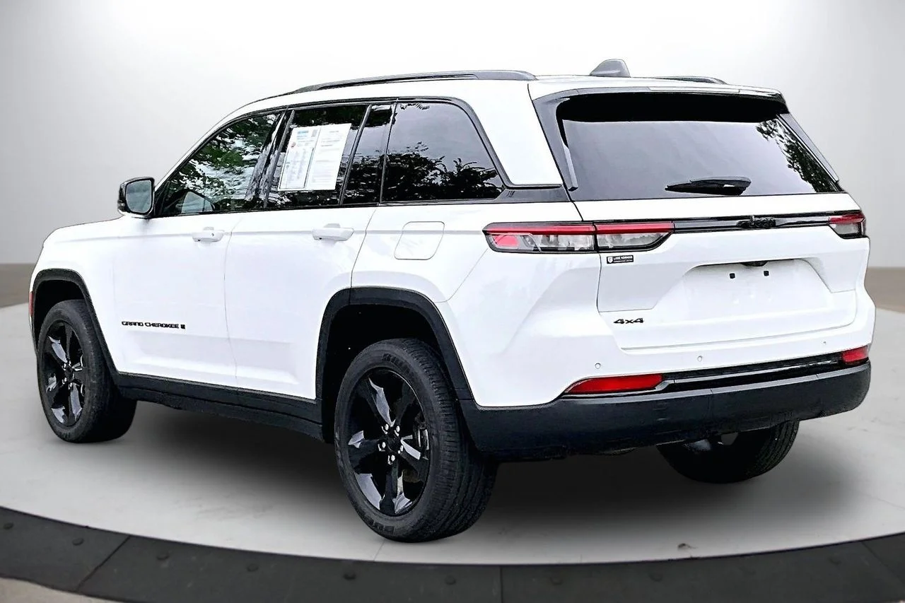Used 2023 White Jeep Altitude X image 7