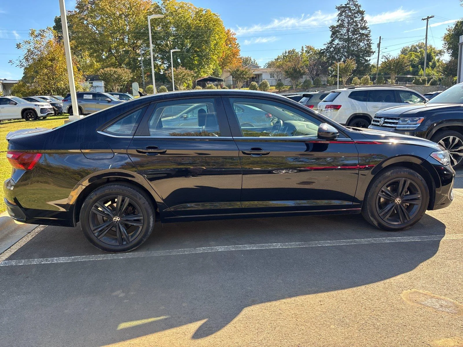 Used 2023 DEEP BLACK VOLKSWAGEN SE image 6