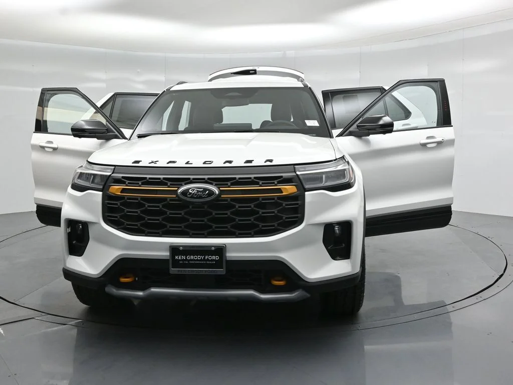 New 2026 Star White Metallic Tri-Coat Ford Tremor image 32