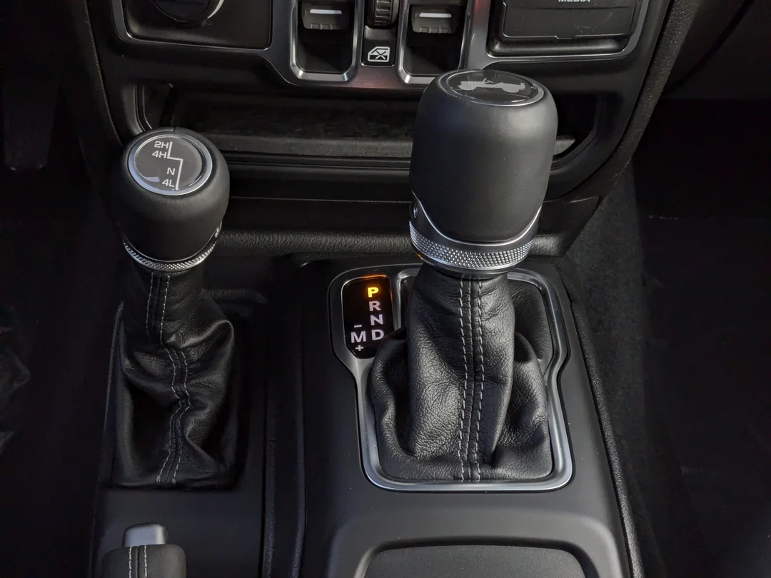 New 2026 Grey Jeep Sahara - - 4x4 - McKinley Leather - Body-Color Top - Alpine Audio - Remote Start & More! image 22