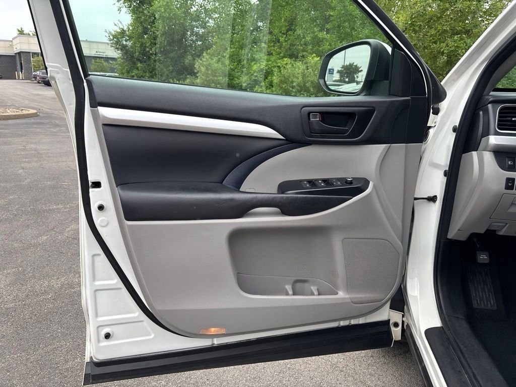 Used 2018 White Toyota LE image 20