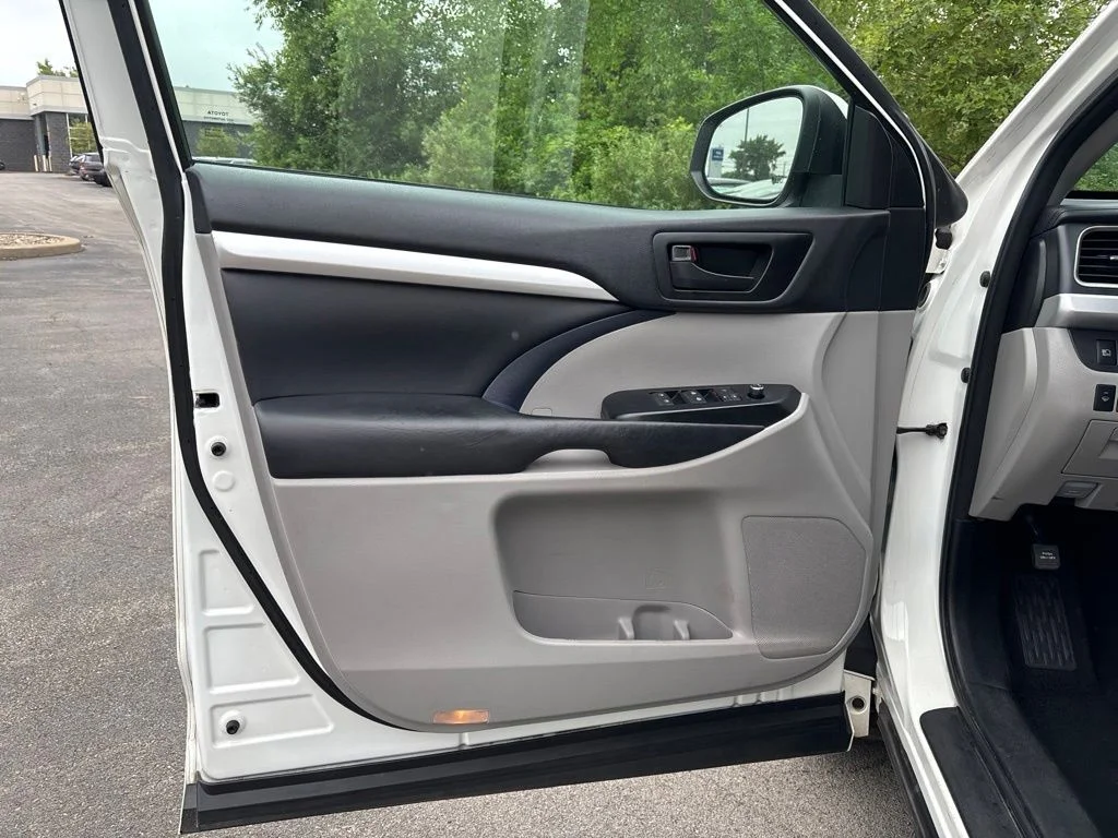 Used 2018 White Toyota LE image 20