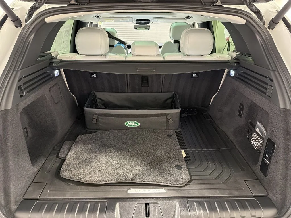 Used 2023 Fuji White Land Rover SE image 29