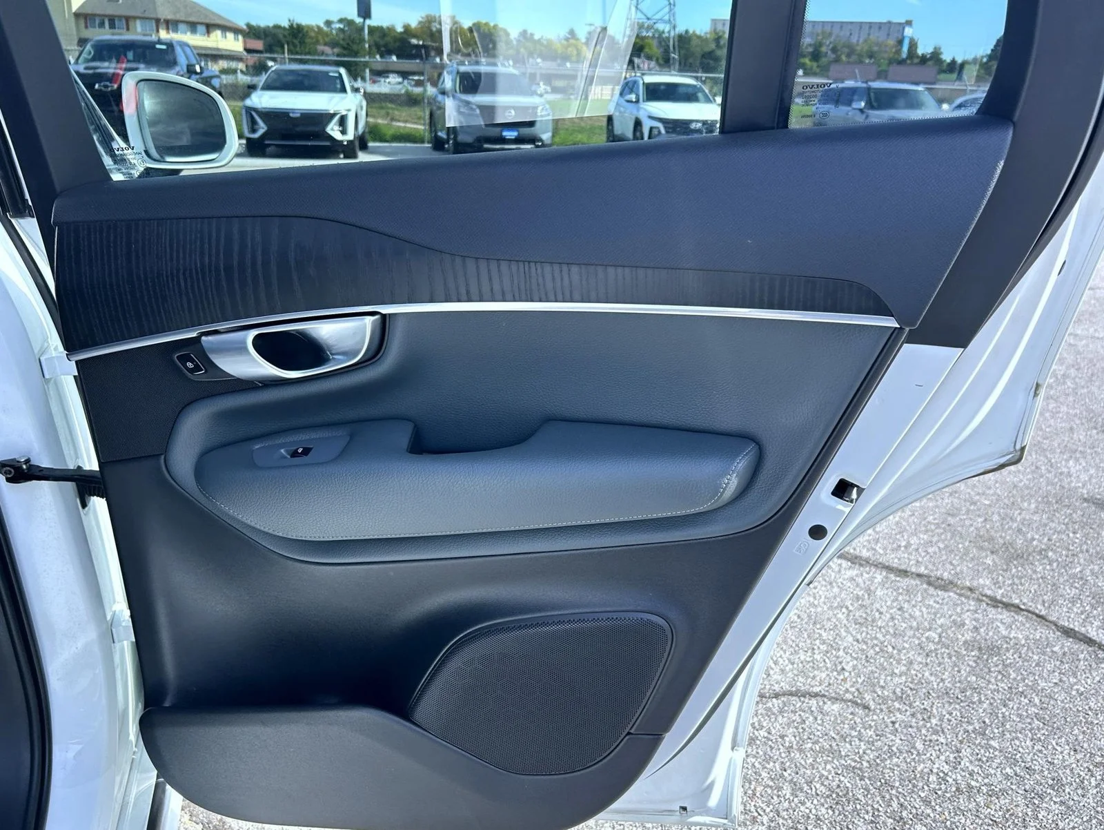 Certified Used 2020 White Volvo T6 Momentum image 18