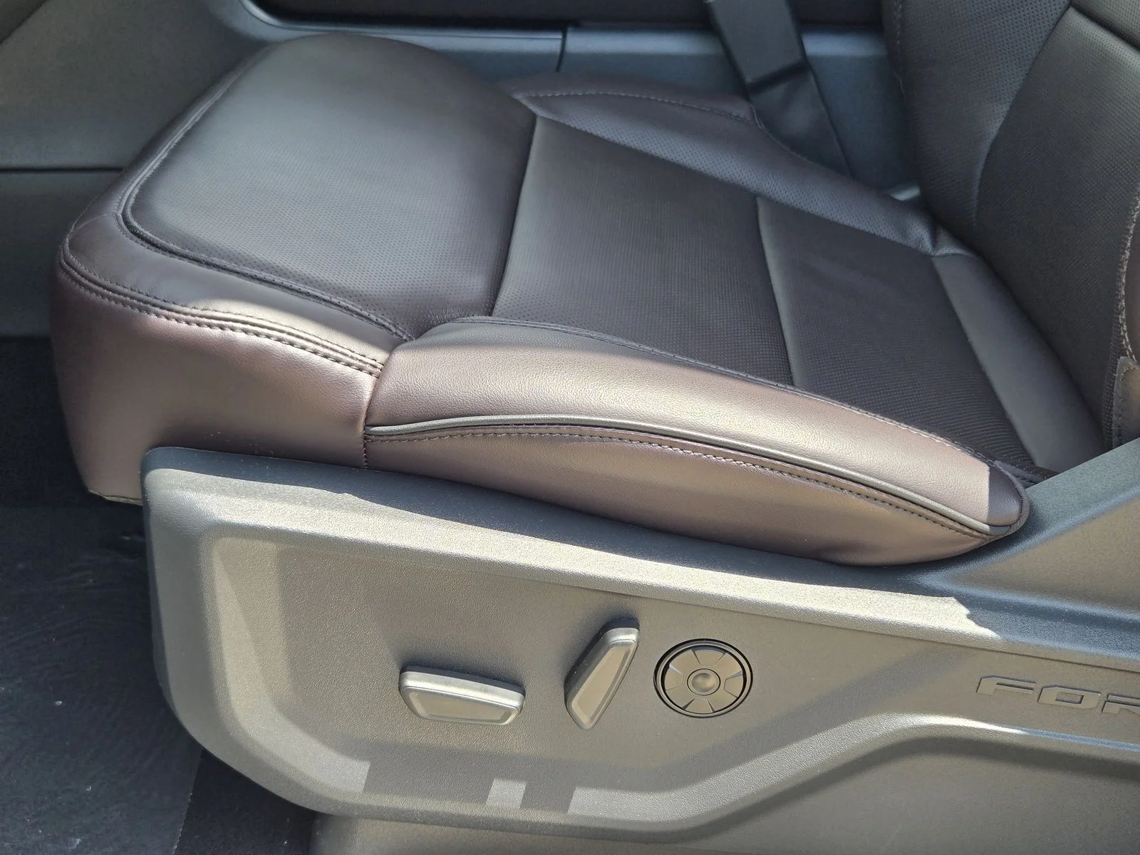 New 2026 Star White Metallic Tri-Coat Ford MAX Platinum® image 17