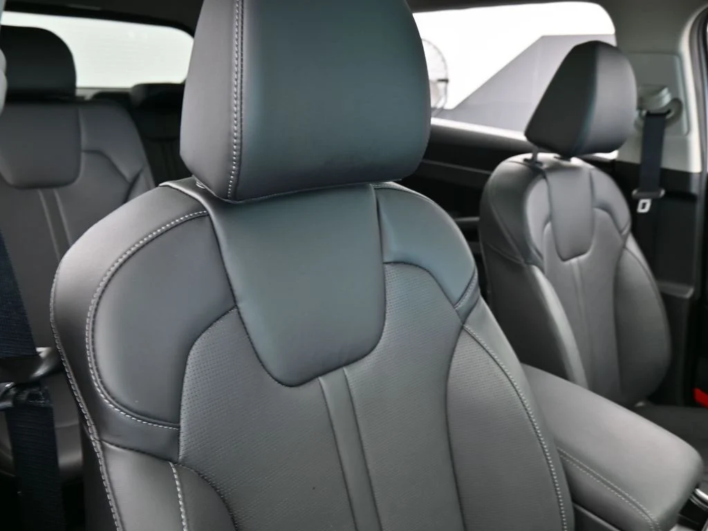 Used 2025 Glacial White Pearl Kia EX image 45