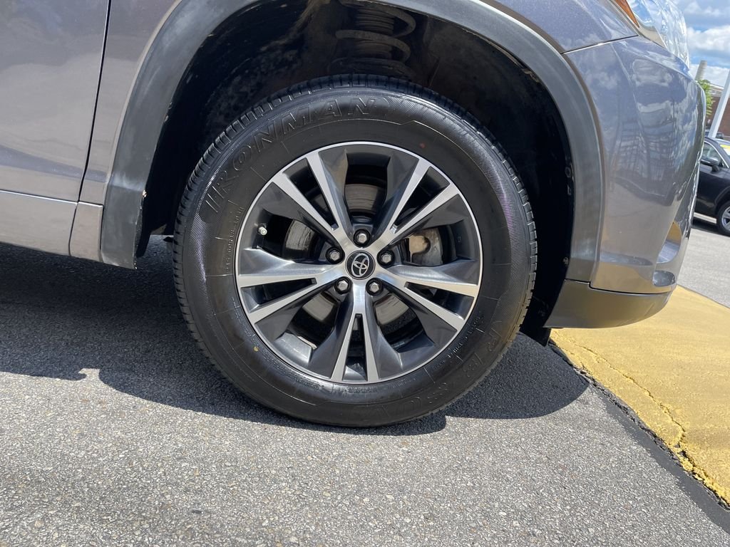 Used 2018 Gray Toyota LE image 11