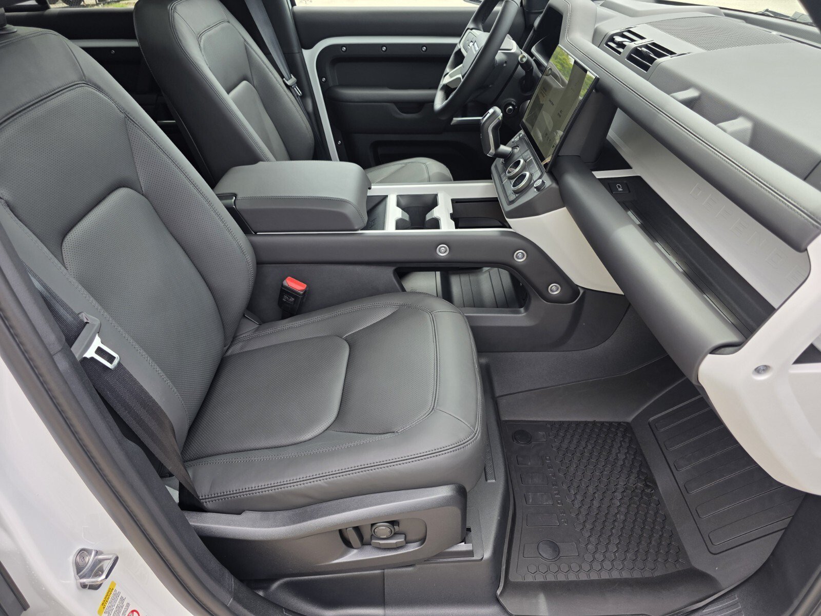 New 2026 Fuji White Land Rover P400 X-Dynamic SE image 3