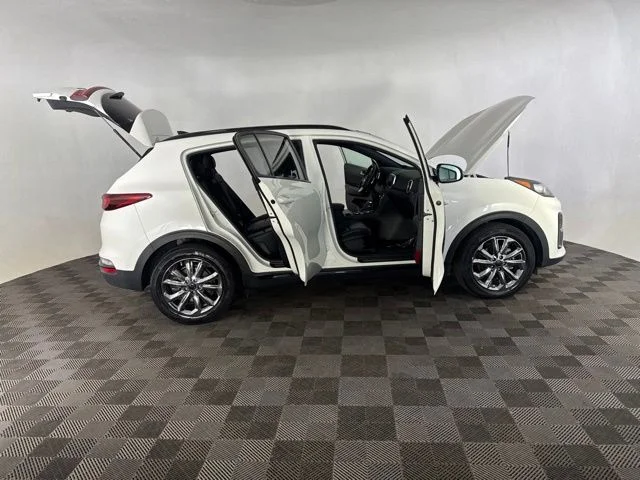 Used 2022 White Kia Nightfall image 15