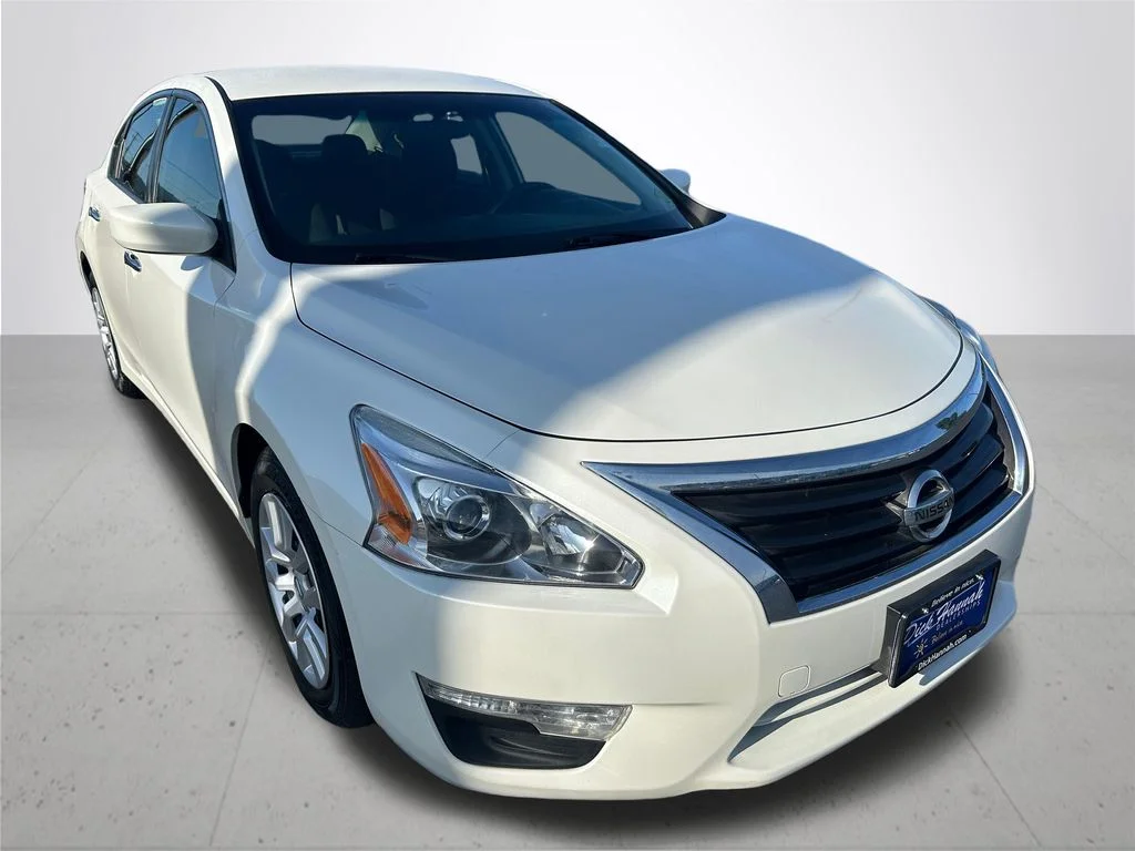 Used 2015 White Nissan 2.5 S image 5