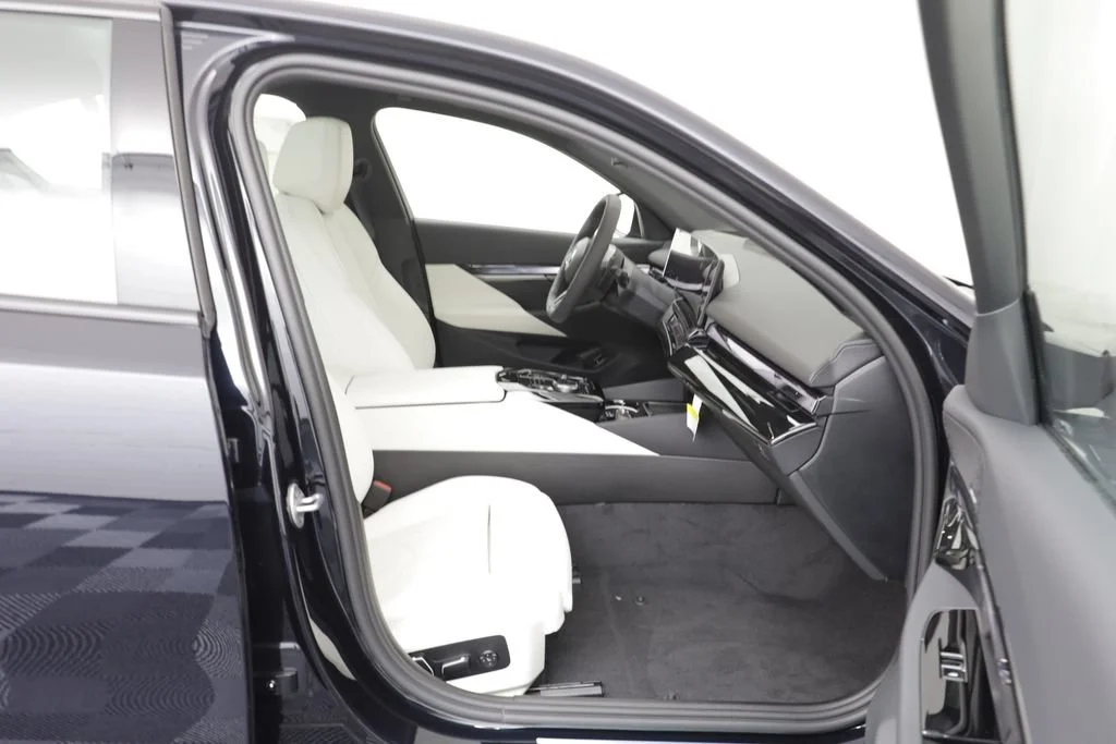 New 2027 CARBON BLACK BMW 530i xDrive image 20