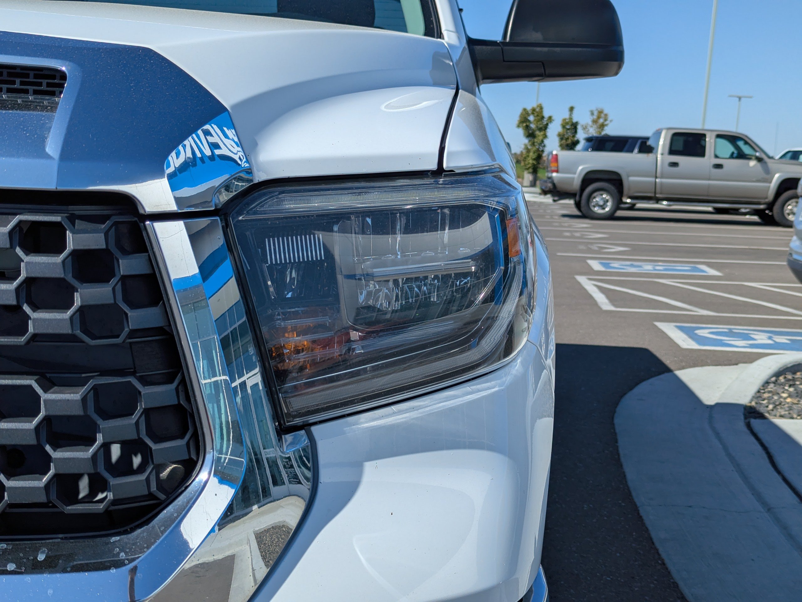 Used 2018 White Toyota SR5 image 40