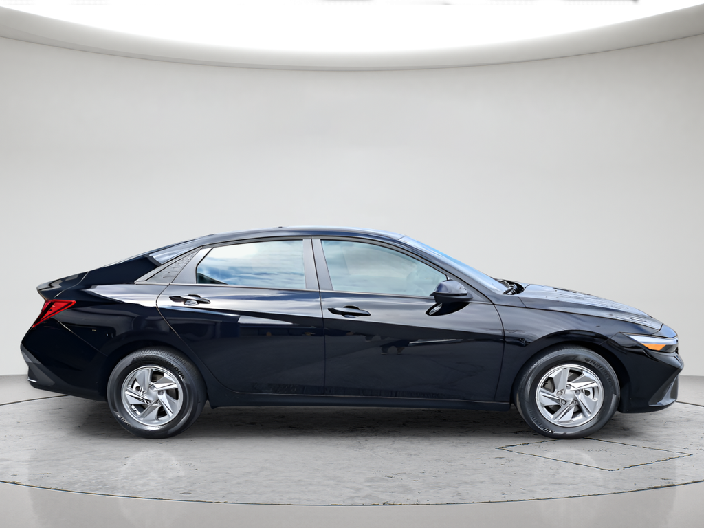 New 2026 Black Hyundai SE image 2