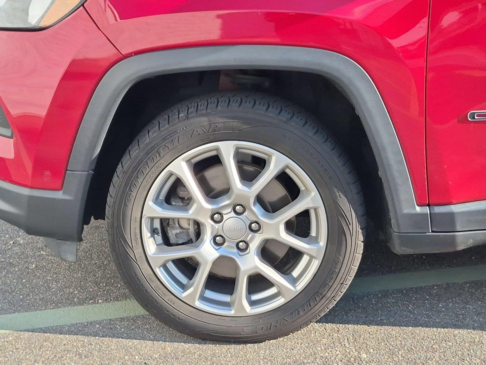 Used 2023 Redline Pearlcoat Jeep Latitude Lux image 10