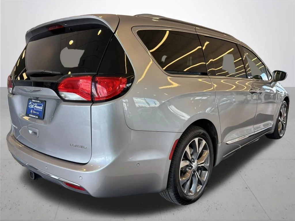 Used 2017 Silver Chrysler Limited image 7
