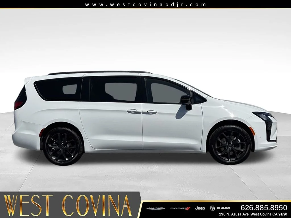New 2027 Bright White Clear-Coat Exterior Paint Chrysler Limited image 6