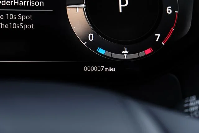 New 2026 Santorini Black Land Rover Dynamic SE image 23