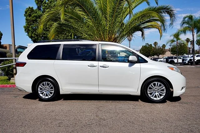 Used 2015 White Toyota XLE image 6