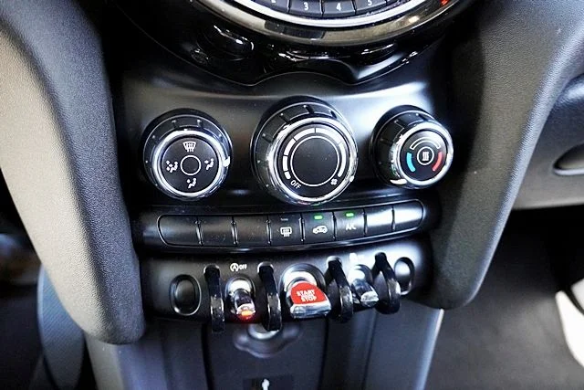 Used 2019 White MINI Classic image 26