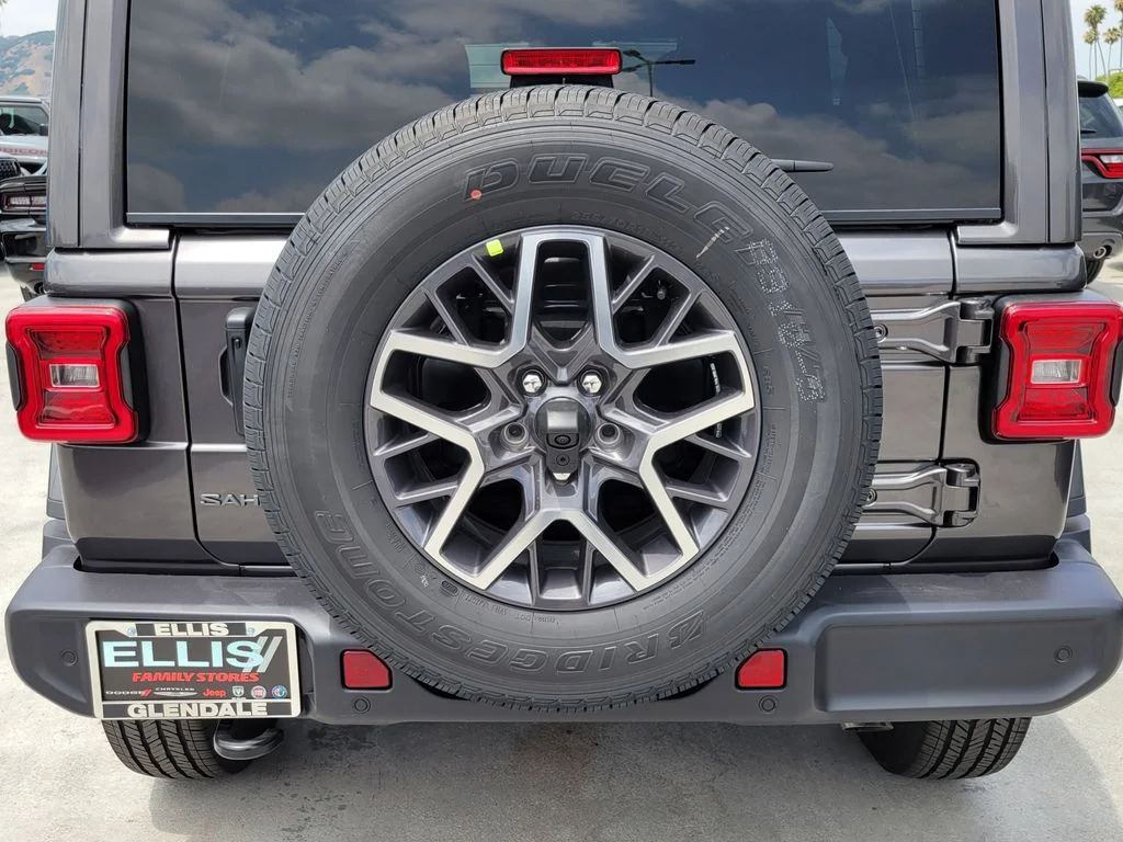 New 2026 Granite Crystal Metallic Clear-Coat Exterior Paint Jeep Sahara image 19