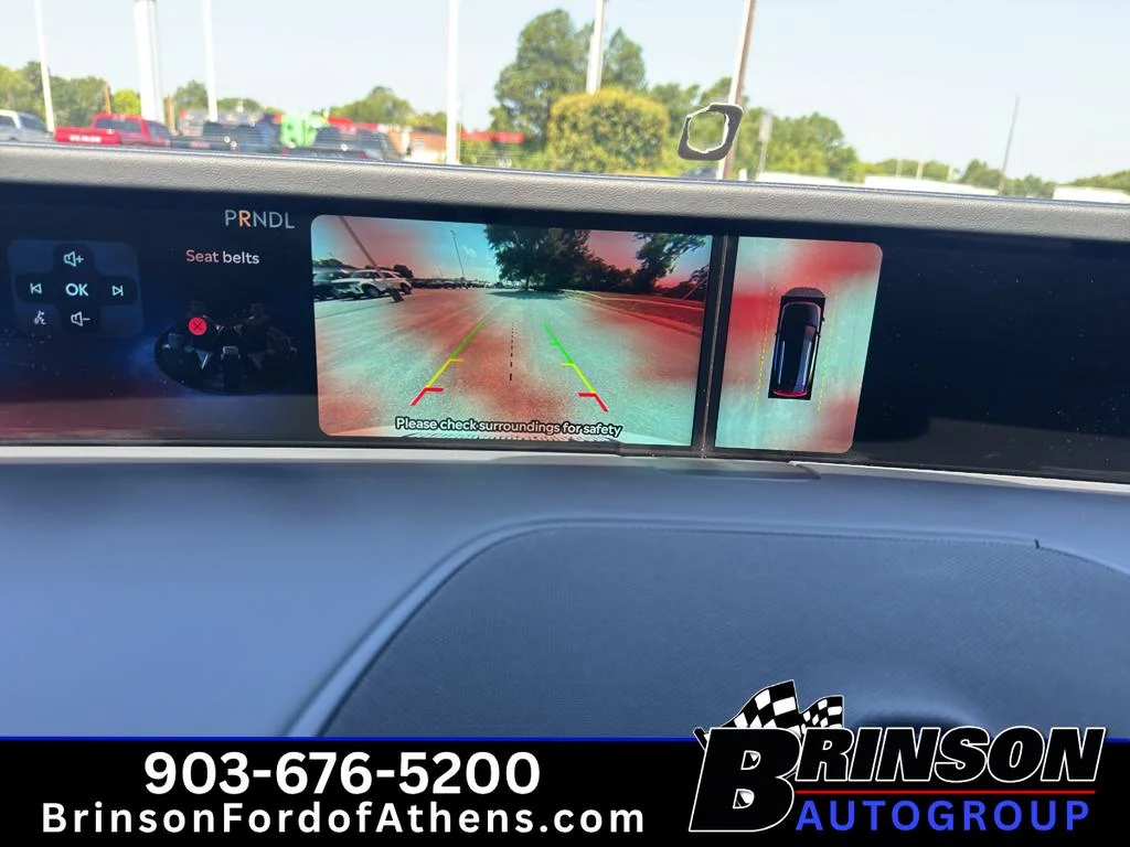 Used 2024 White Platinum Metallic Tri-Coat Lincoln Premiere image 35
