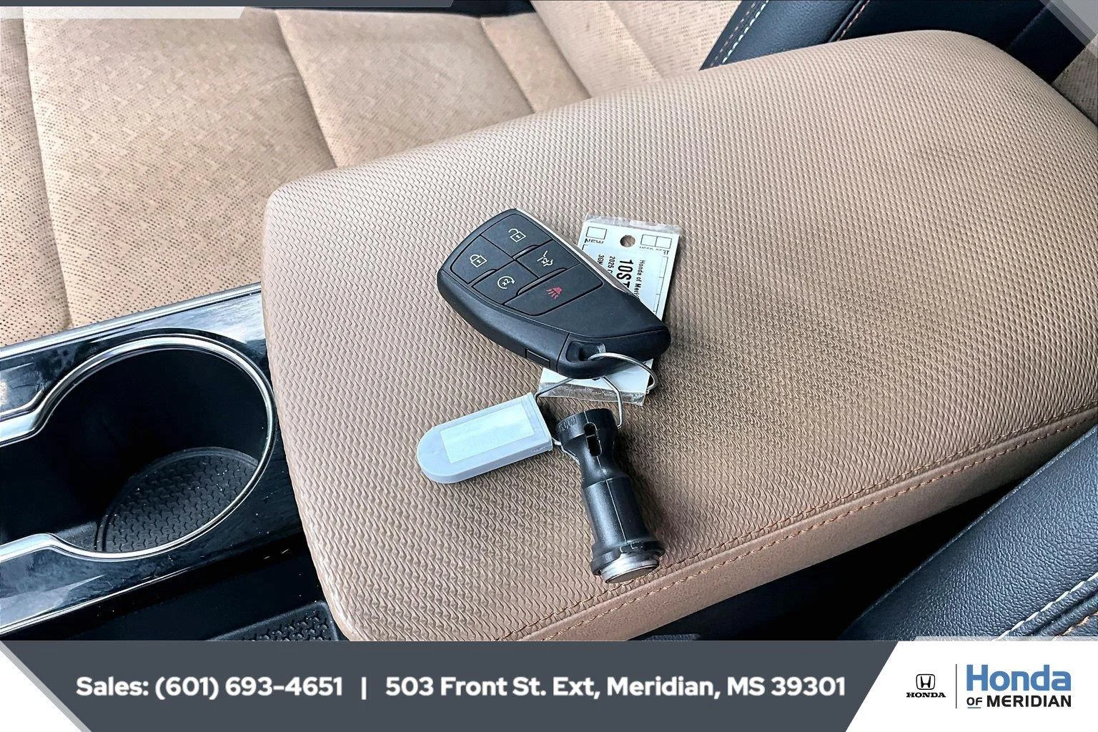 Used 2025 Sterling Gray Metallic Chevrolet AWD ACTIV image 9