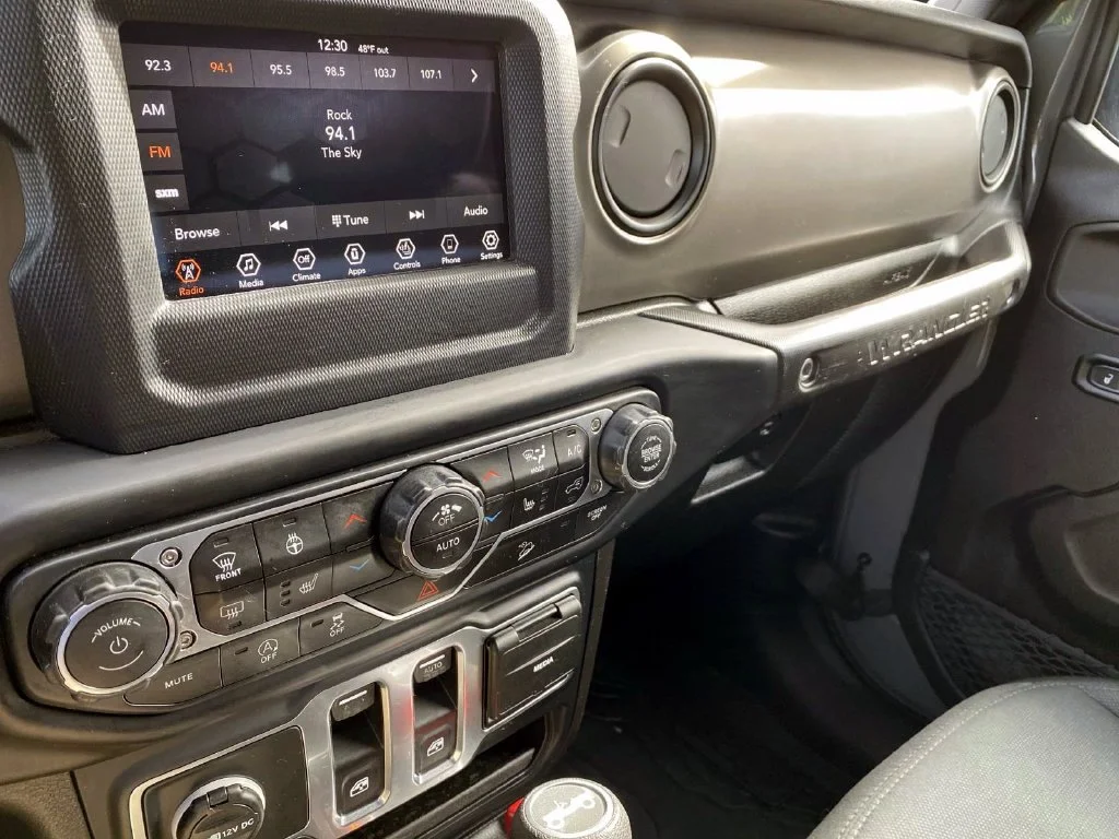 Used 2019 Gray Clearcoat Jeep Sport S image 32