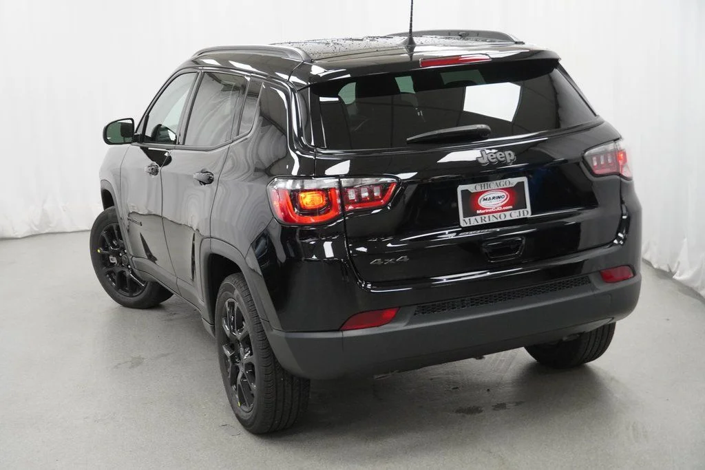 New 2026 Diamond Black Crystal Pearlcoat Jeep Latitude image 11