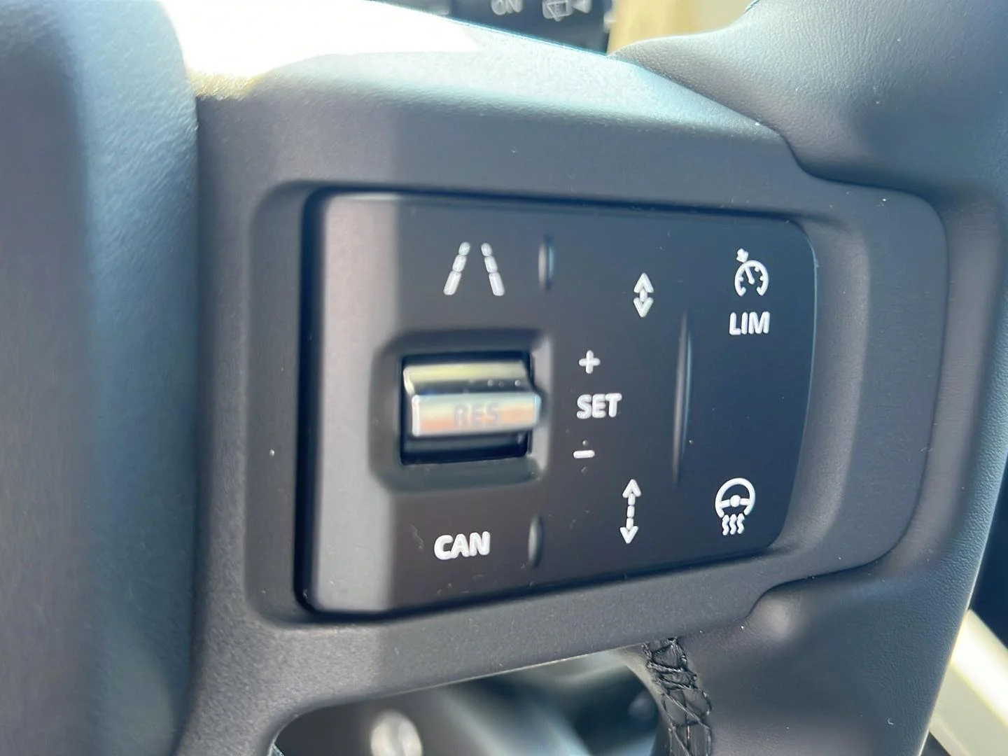 New 2026 Borasco Grey Metallic Land Rover X-Dynamic SE image 12