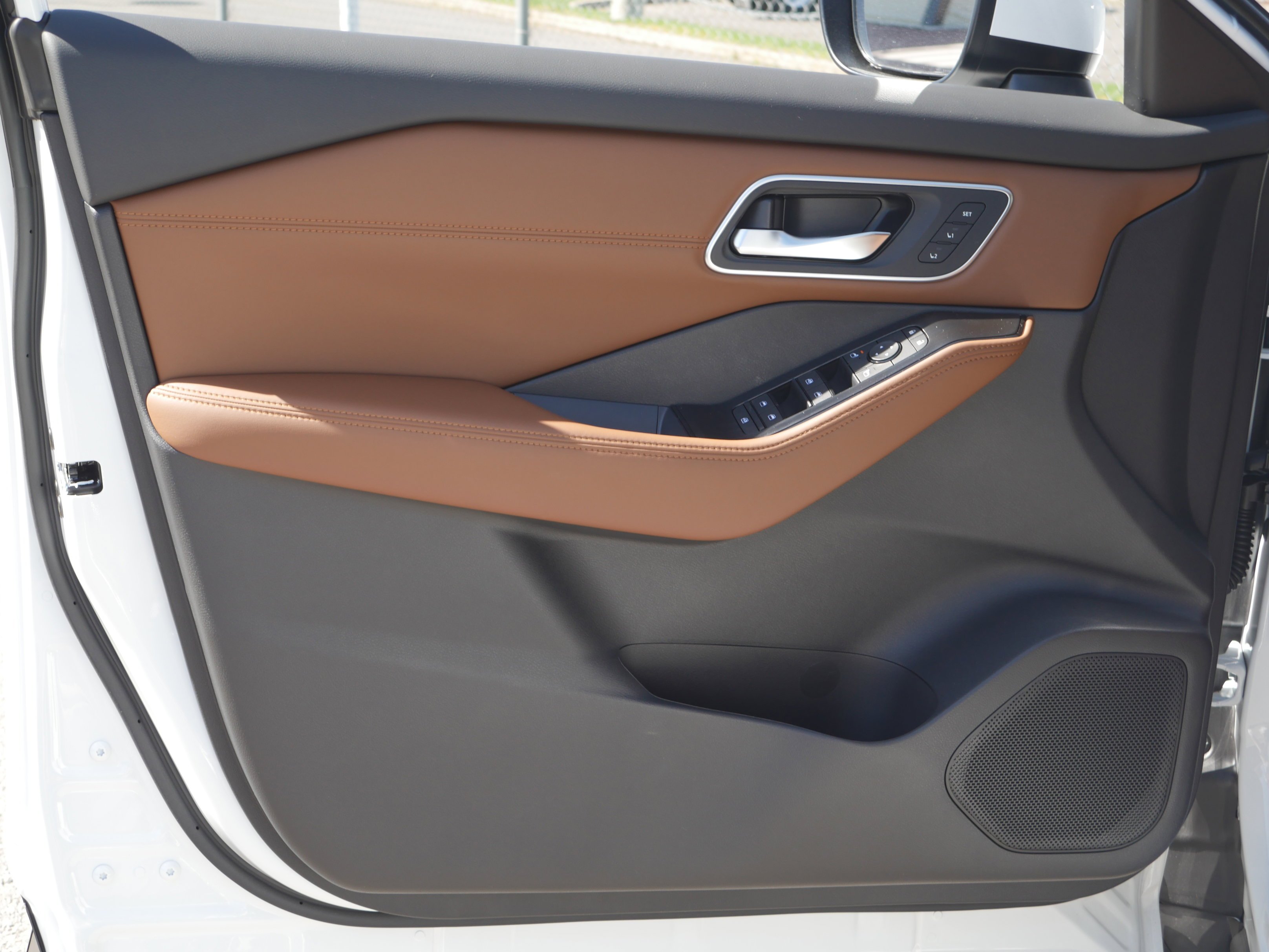 New 2026 Everest White Pearl TriCoat Nissan Platinum image 35